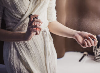 L’alleanza del profumo Donna elegante si mette il profumo